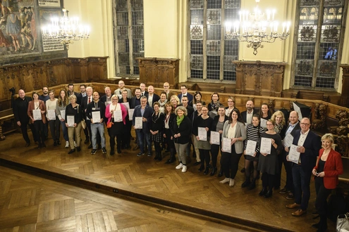 © Kerstin Rolfes / RKW Bremen Gruppenfoto der Teilnehmenden der Auszeichnungsveranstaltung mit dem Siegel Ausgezeichnet Familienfreundlich im Bremer Rathaus