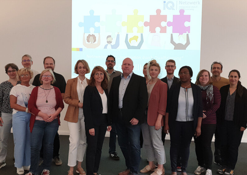 Staatsrätin Karin Treu und IQ Netzwerk Bremen Gruppenfoto mit Staatsrätin Karin Treu und den Mitarbeitenden des IQ Netzwerk Bremen.