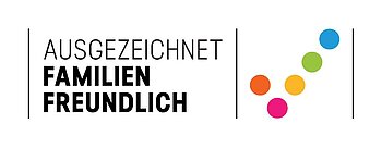 Logo ‚Ausgezeichnet Familienfreundlich‘ mit bunten Kreispunkten in Blau, Grün, Gelb, Orange und Pink
